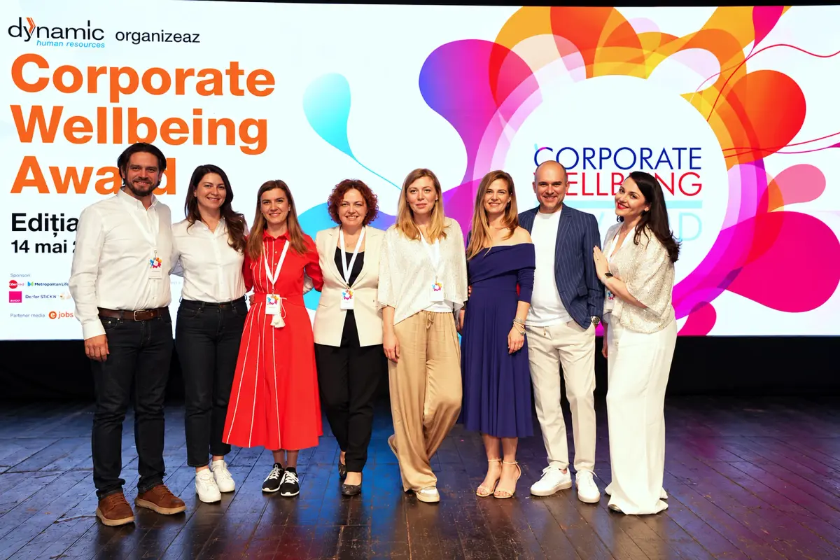 Câștigătorii Corporate Wellbeing Award pe scenă, la gală.